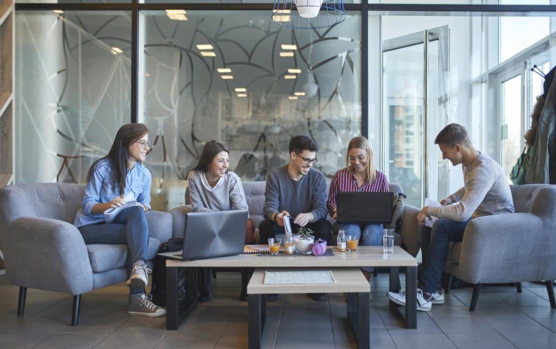 Специалист работает с финансовыми отчётами и аналитикой